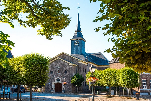 Der Dorfplatz von der Festungsstadt Stevensweert mit grünen Bäumen