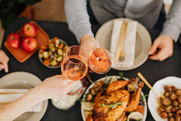 Trinkspruch mit Wein vor Beginn des Abendessens