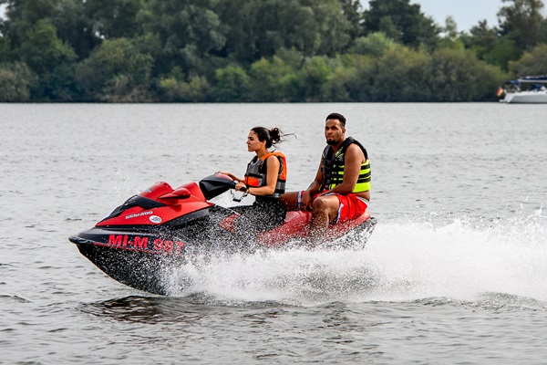Frau und Mann fahren mit Jetski über die Maas 