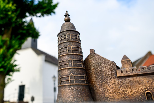 Close up van de maquette op het plein van Stevensweert