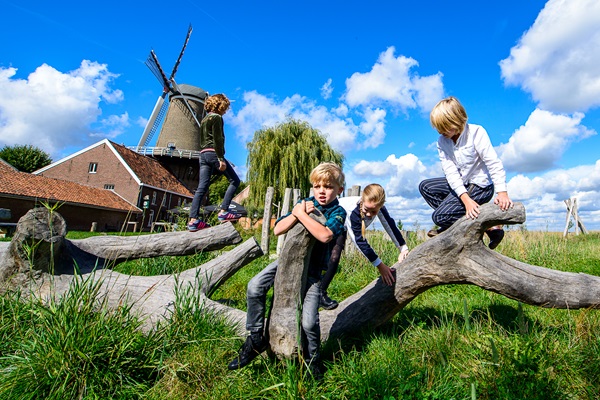 Kinder spielen auf dem OERR-Spielplatz in der Nähe der Hompeschen Mühle