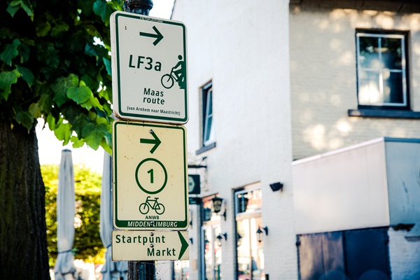 Het fietsbord met het allereerste fietsknooppunt van Nederland die te vinden is in Thorn