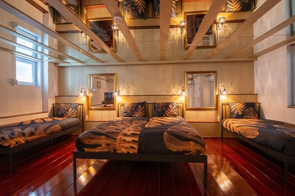 De spiegelkamer van B&B Katoo, een kamer vol met spiegels
