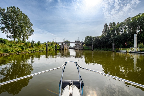 Die Schleuse in Osen von einem Boot auf dem Wasser aus gesehen