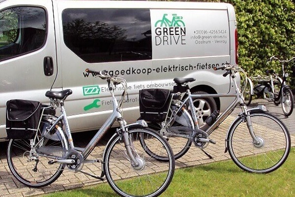 Het bedrijfsbusje van Green Drive fietsenwinkel in Oostrum