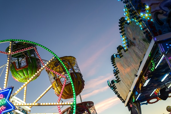 Attraktionen in voller Fahrt auf dem Kirmes