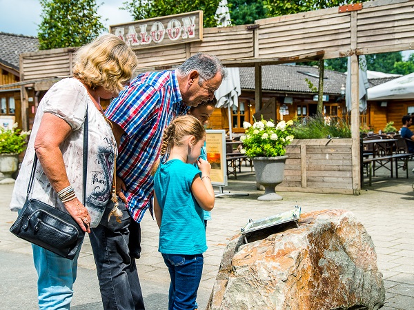 Opa en oma lezen samen met hun kleinkinderen over de Liberation Route