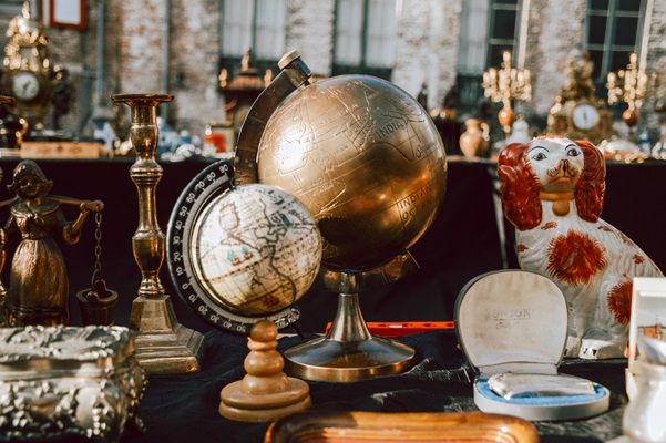 Twee wereldbollen en andere curiosa op een brocante markt in Hart van Limburg