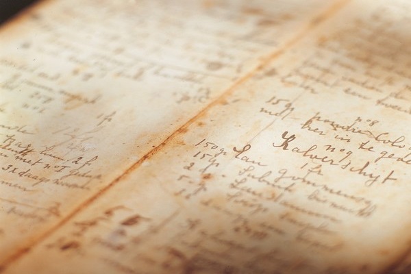 close up van een oud geschrift tentoongesteld in het museum van Maaseik