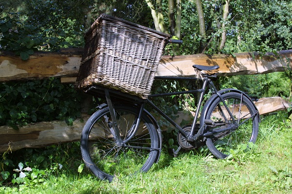 Fiets tegen een hekje bij Limburgs Openluchtmuseum Eynderhoof