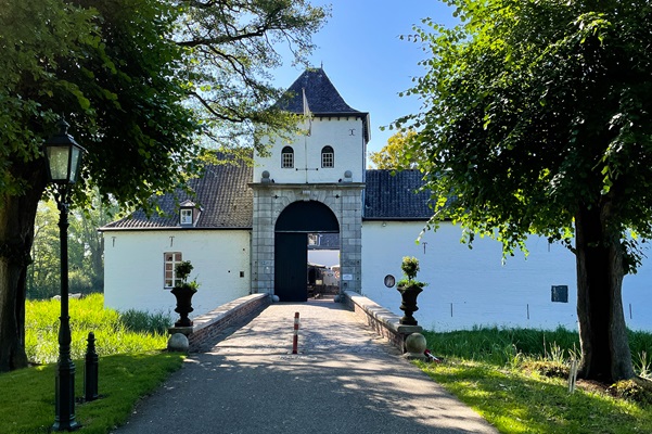 De toegangsweg van Kasteel Daelenbroeck, waar je heerlijk kunt overnachten in Roerdalen