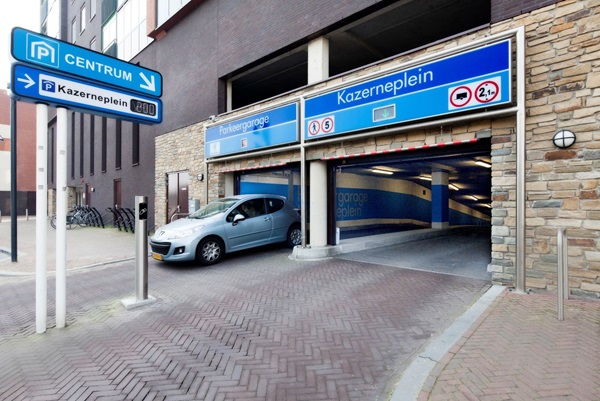 Einfahrt zum Parkplatz Kazerneplein in Roermond, wo gerade ein Auto ausfährt
