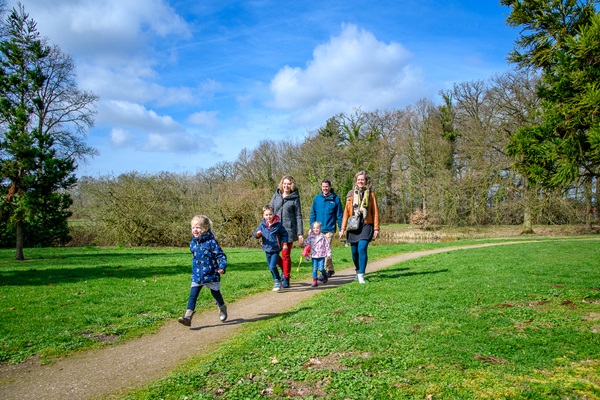 Familienwanderungen durch die schöne Landschaft von Roerdalen