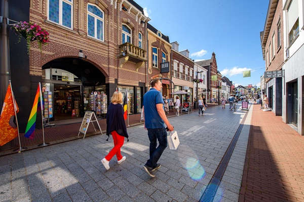 Einkaufsbummler auf der Langstraat in Weert