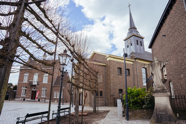 Kirche und Museum Stevensweert im Frühling
