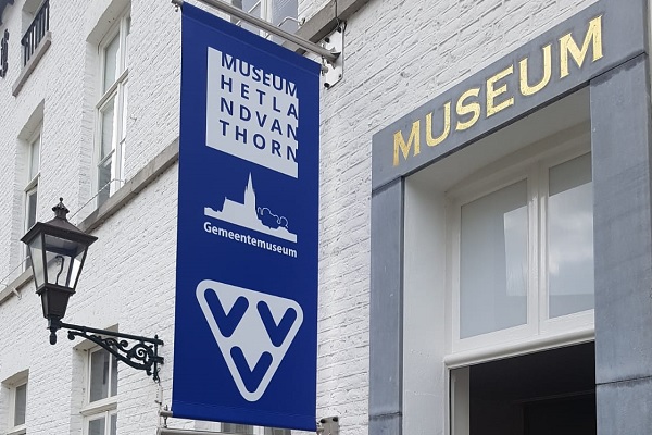 Banner des Touristeninformation Thorn an der Wand des Museums Thorn