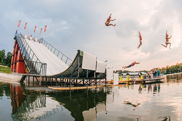 Mensen glijden van de Superslide bij het dagstrand van Fun Beach in Panheel